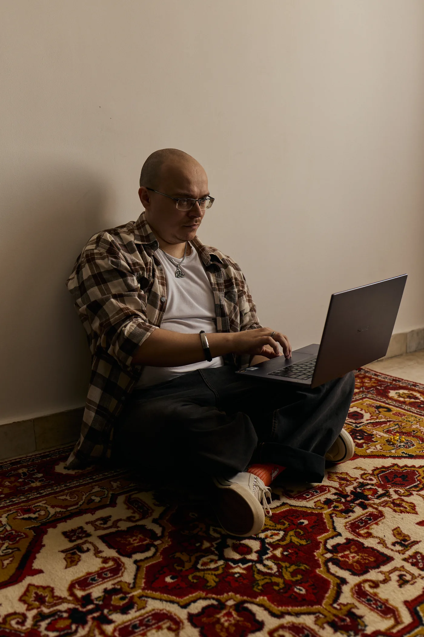 Андрей Калашников за работой с ноутбуком